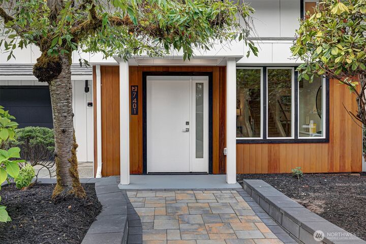 Property Photo:  7401  92nd Place SE  WA 98040 