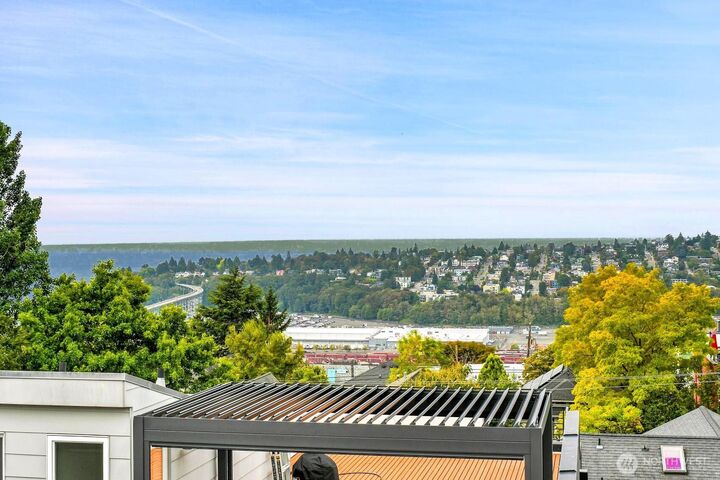 Property Photo:  2130  10th Avenue W 28  WA 98119 
