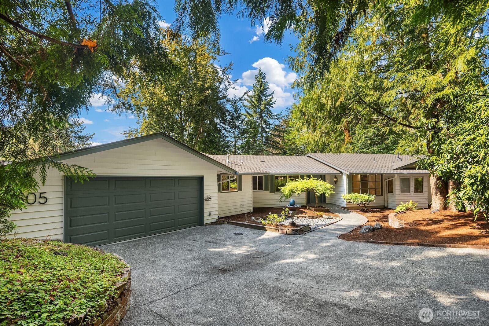 Property Photo: 8505 NE 27th Place WA 98004