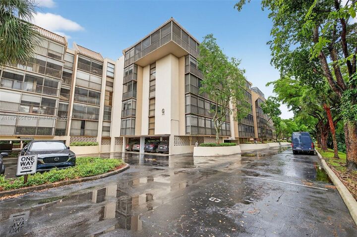 Property Photo: 2812 N 46th Ave G665 FL 33021