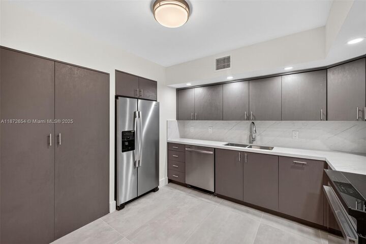 Property Photo: 2812 N 46th Ave G665 FL 33021