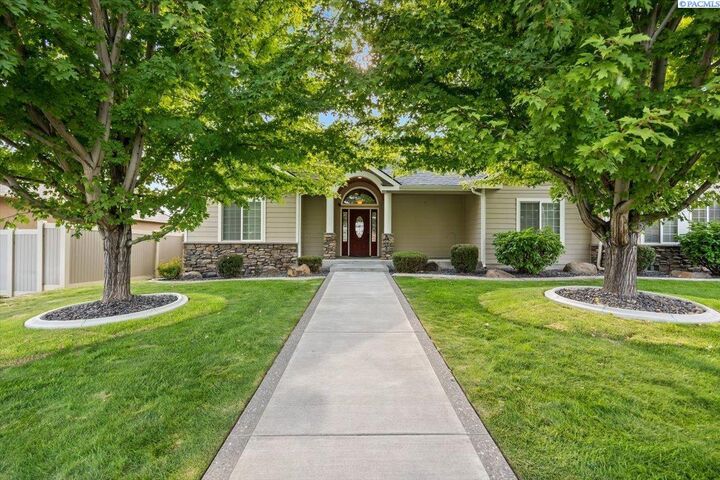 Property Photo: 404 S Georgia St WA 99336