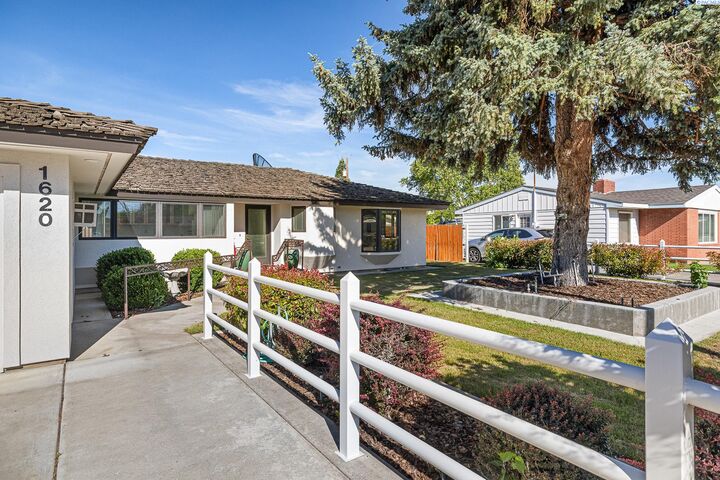 Property Photo: 1620 Goethals Dr WA 99352