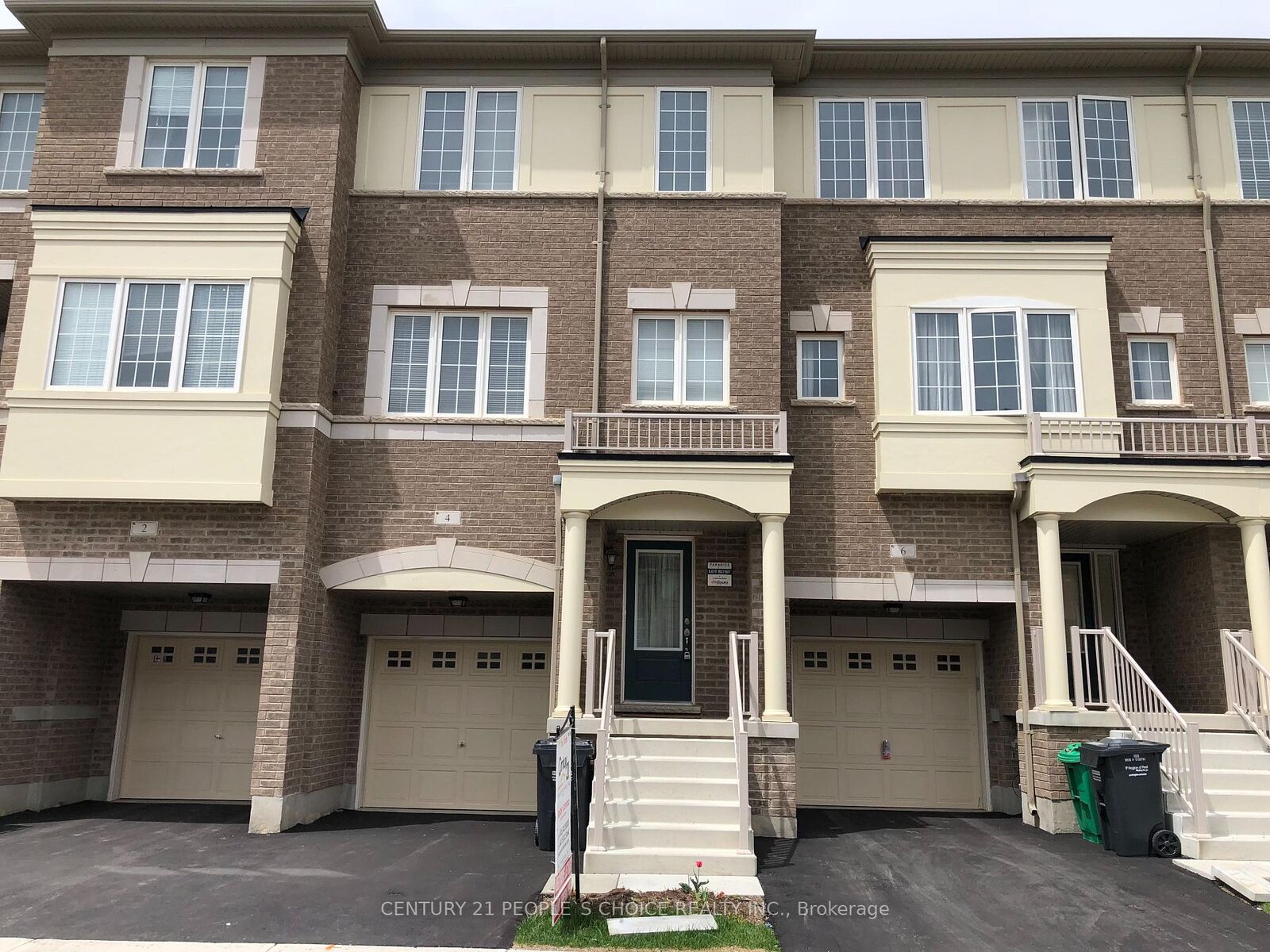 Photo de la propriété: 4 Cedarland Road ON L6Y 6E5