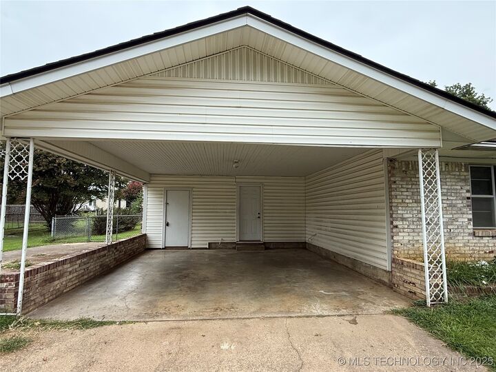 Property Photo:  703 E Ida Avenue  OK 74955 