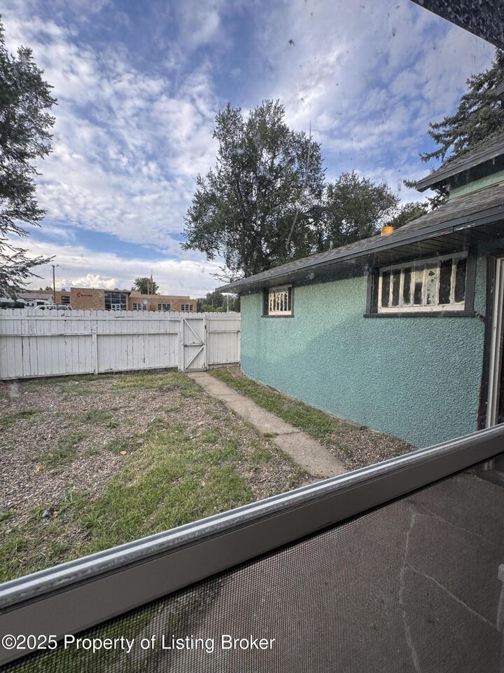 Property Photo: 930 N 6th Street ND 58501