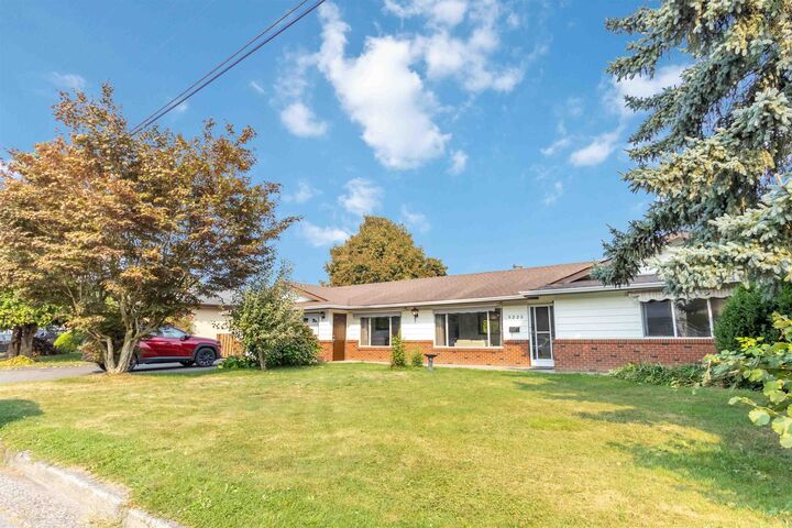 Photo de la propriété:  9220 Coote Street  BC V2P 6B5 