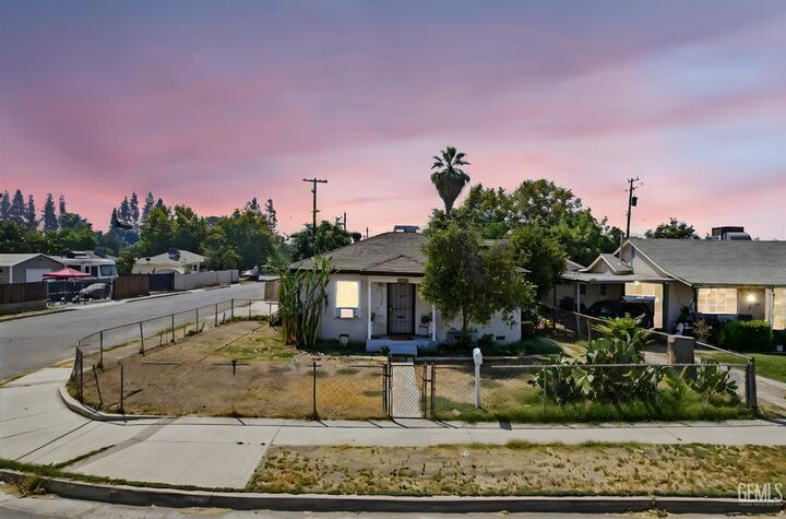 1001 Wilson Avenue  Bakersfield CA 93308 photo