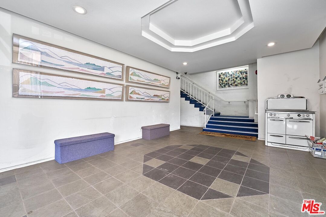 Property Photo:  326 S Manhattan Pl  CA 90020 