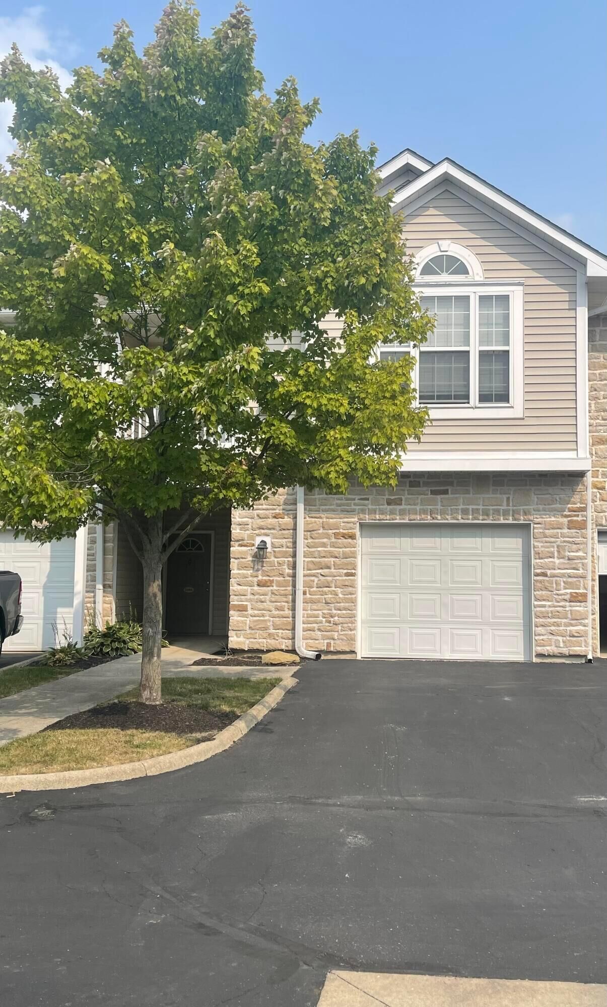 Property Photo: 5662 Tuttle Mews Way OH 43016
