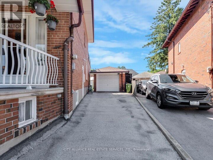 Property Photo:  122 Brookhaven Drive  ON M6M 4P2 