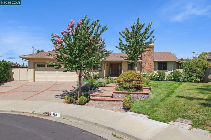 Property Photo: 738 Mandarin Ln CA 94598