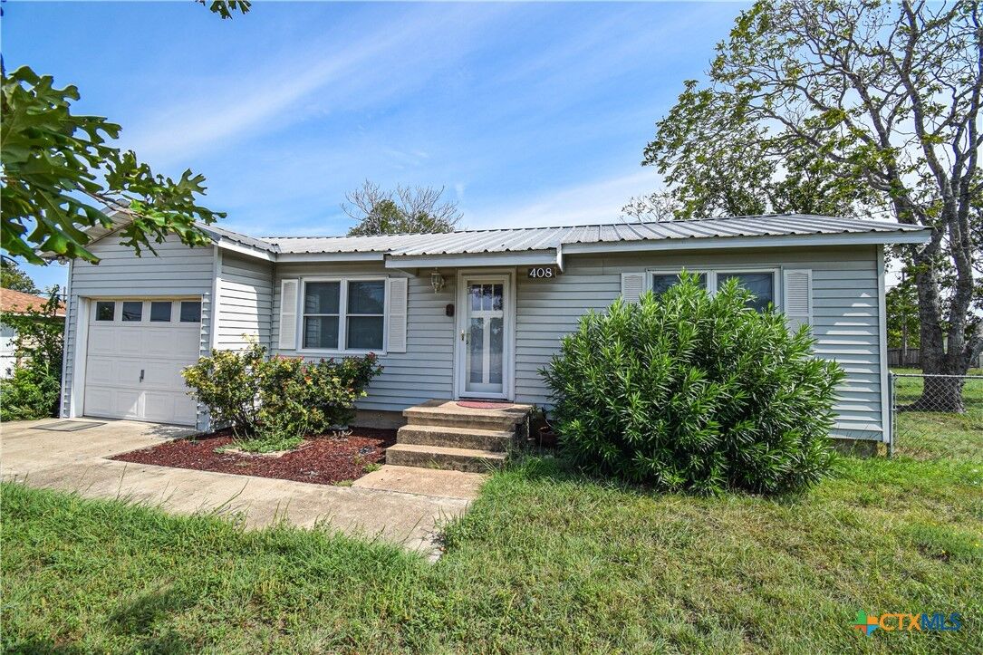 Property Photo: 408 W Avenue A TX 76522