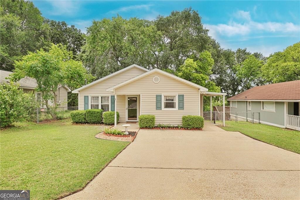 Property Photo: 2207 26th Street AL 36867