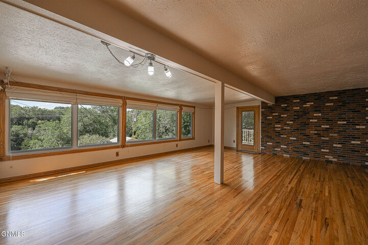 Property Photo:  706 Crescent Lane  ND 58501 
