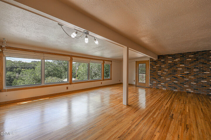 Property Photo:  706 Crescent Lane  ND 58501 