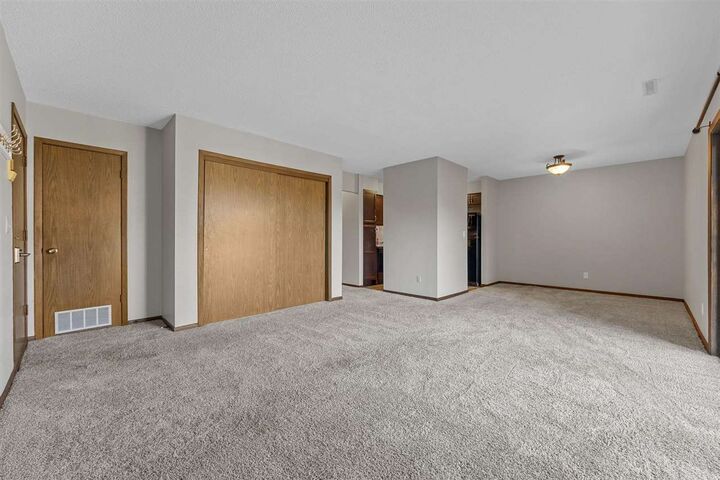 Property Photo:  1015 Woodland Heights Ct SE 12  IA 52403 