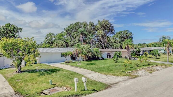 Property Photo: 2138 Pine Terrace FL 34231
