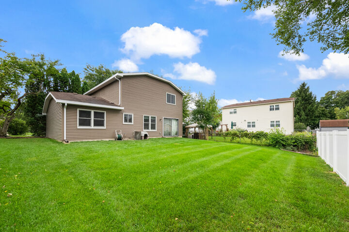 Property Photo:  6 Wild Rose Court  IL 60107 