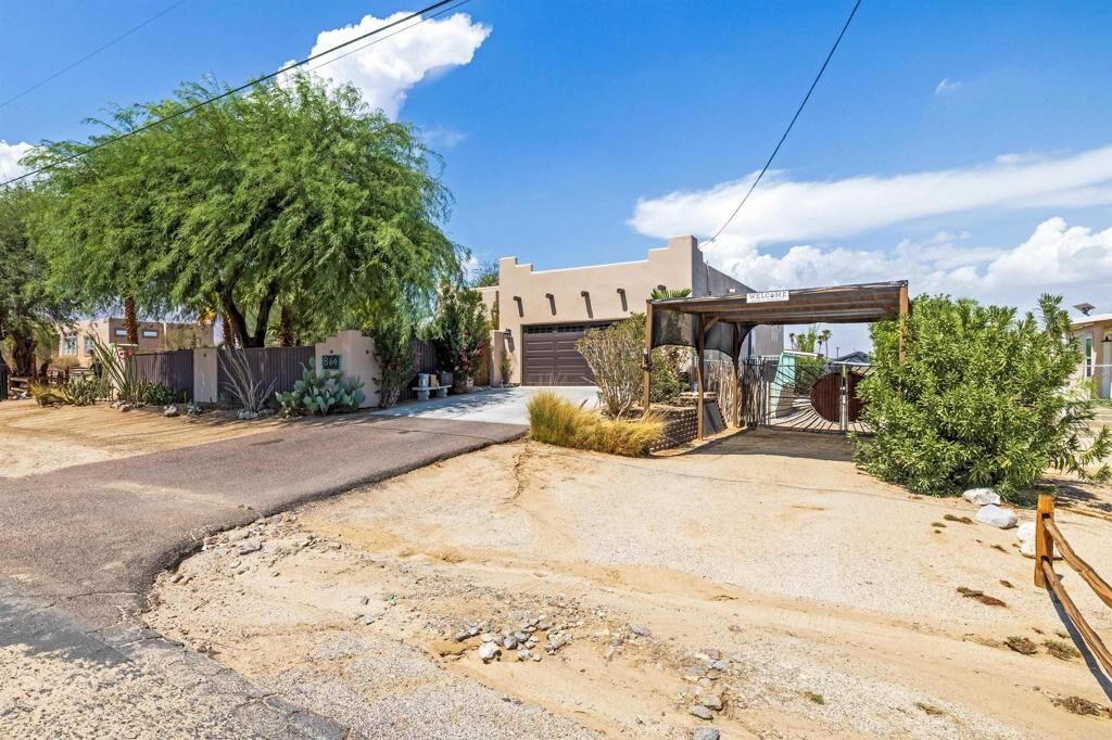Property Photo:  864 Rango Way  CA 92004 