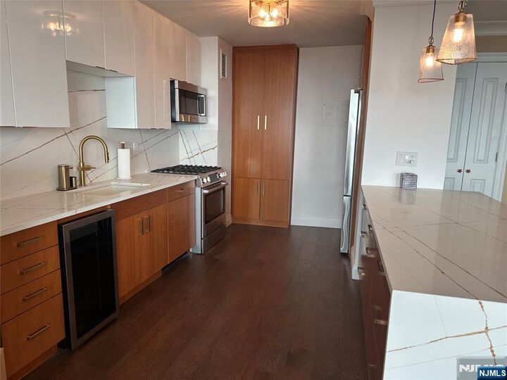 Property Photo: 1530 Palisade Avenue 24C NJ 07024