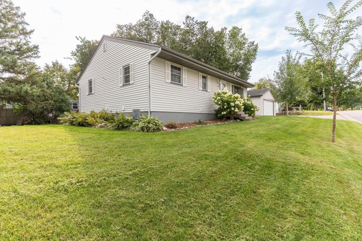 Property Photo:  805 S Oak Street  MN 56537 
