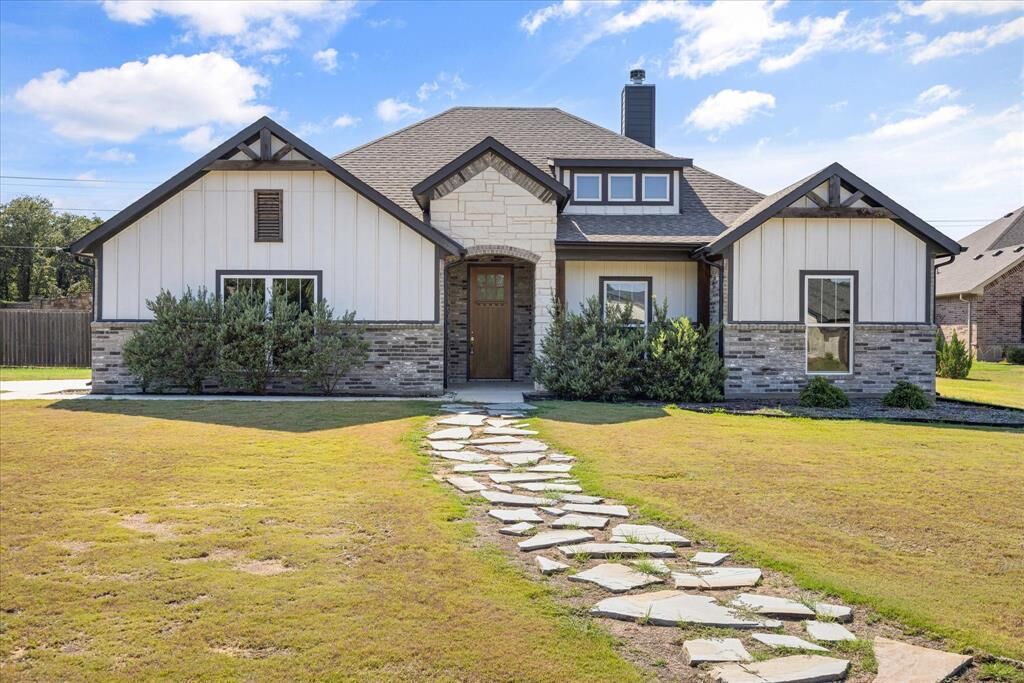 Property Photo:  200 Kailey Court  TX 76049 