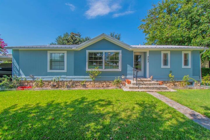 Property Photo: 203 Harbor View Court TX 76048