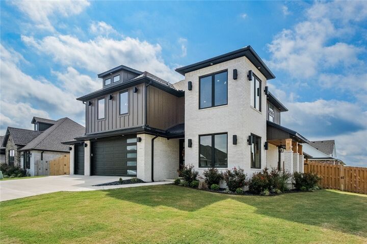 Property Photo:  1911 Gaines Street  AR 72751