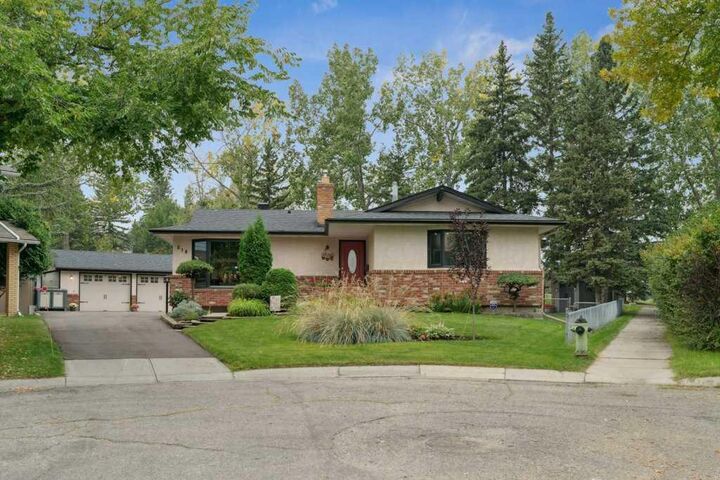 318 Oakhill Place SW  Calgary AB T2V 3X5 photo