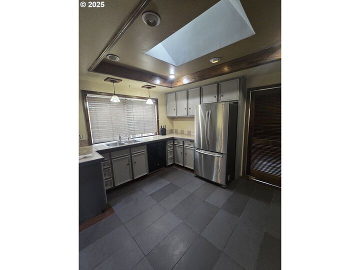 Property Photo: 589 S 72nd St OR 97478