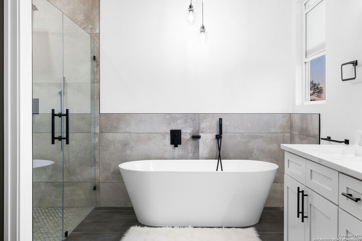 Property Photo: 1090 Pegasus TX 78070