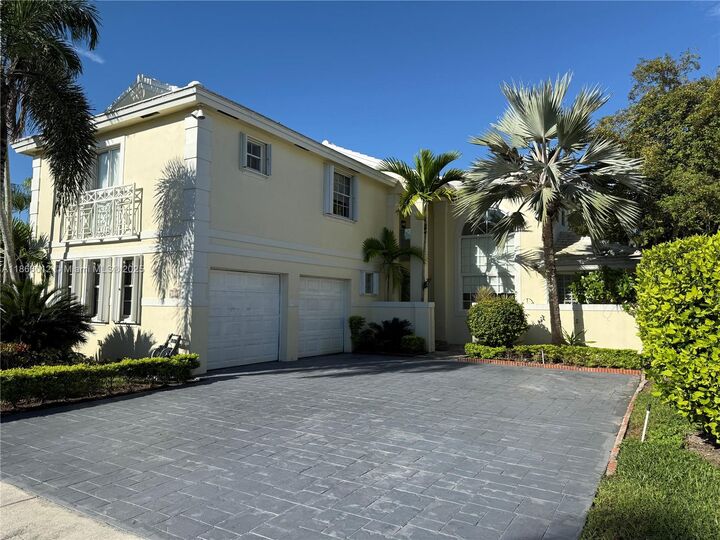 Property Photo: 1170 E Wilshire Cir E FL 33027