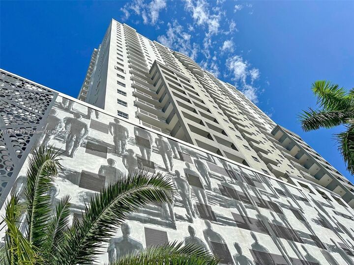 Property Photo: 185 SE 14th Ter 1503 FL 33131