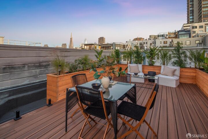 Property Photo: 822-824 Union Street CA 94133