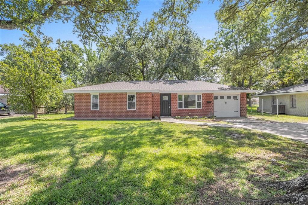 Property Photo: 829 Bluebonnet St LA 70605