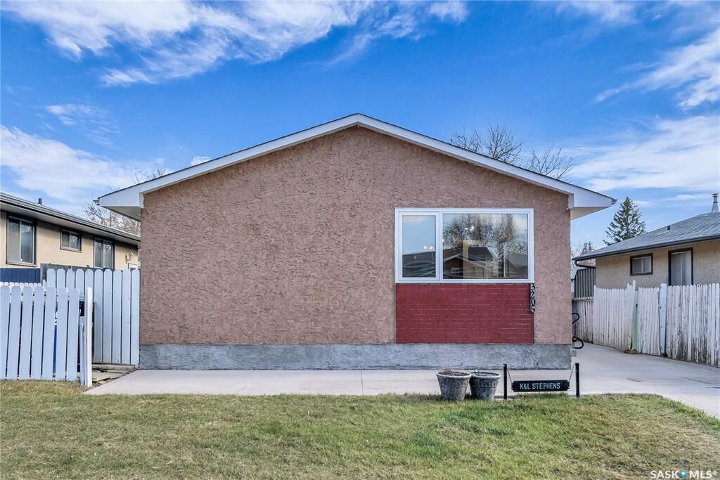 Property Photo:  3205 33rd Street W  SK S7L 4R1 