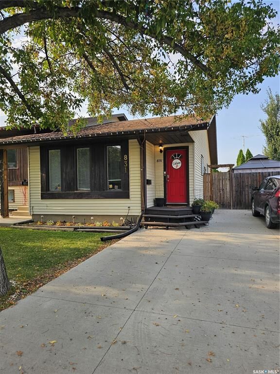 Property Photo:  831 Kingsmere Boulevard  SK S7J 4C4 