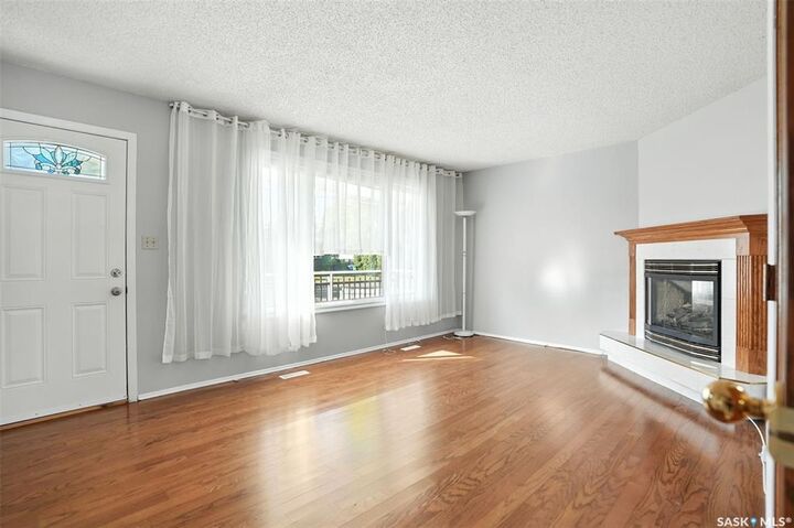 Property Photo: 446 Cockburn Crescent SK S7L 5S5