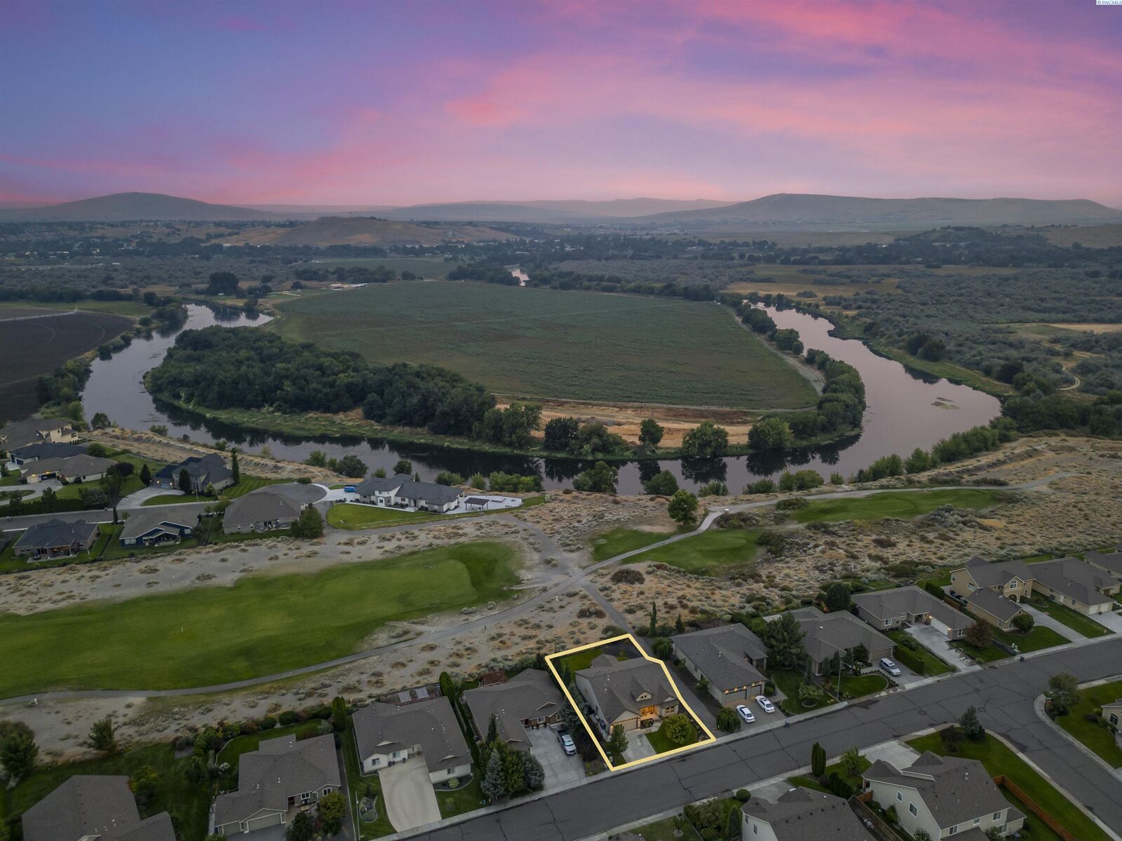 Property Photo: 2723 Stonecreek Drive WA 99354