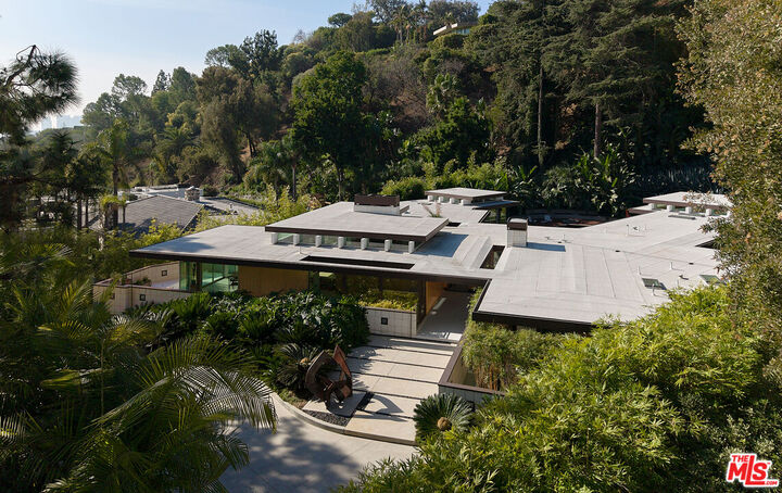Property Photo: 1061 Loma Vista Dr CA 90210