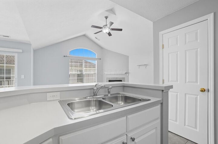 Property Photo:  5592 Viningbrook Drive  OH 43016 
