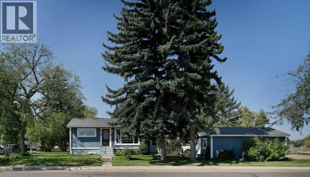 Property Photo:  4 Spruce Avenue West  AB T1R 1C5 