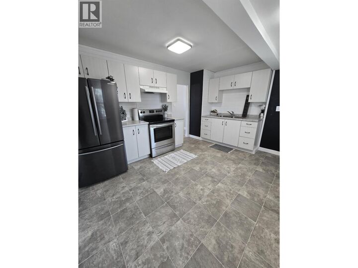 Photo de la propriété:  9423 99 Avenue  BC V1J 1T3 