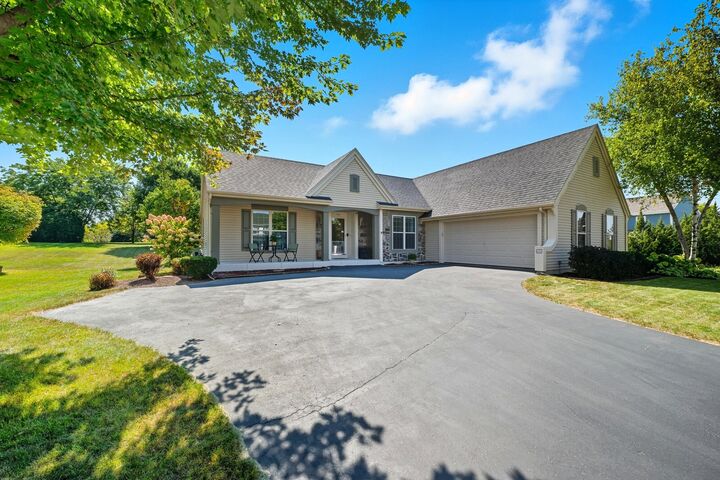 Property Photo:  1009 Parkton Dr  WI 53189 