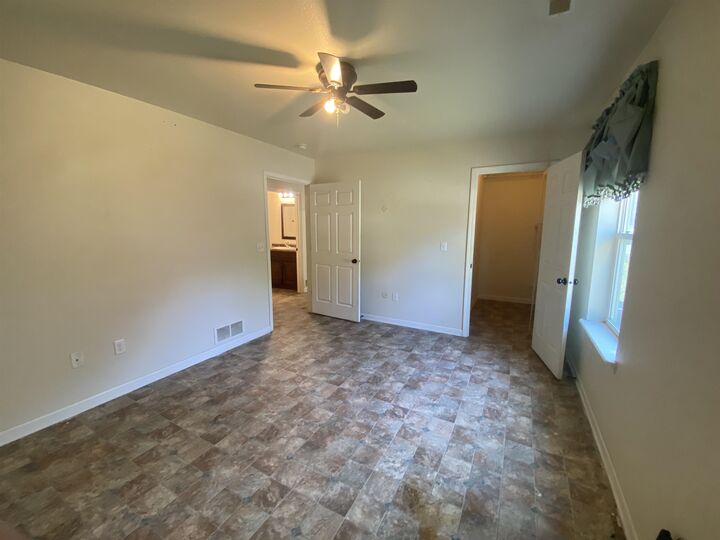 Property Photo:  1015 5th Ave SE  ND 58701 