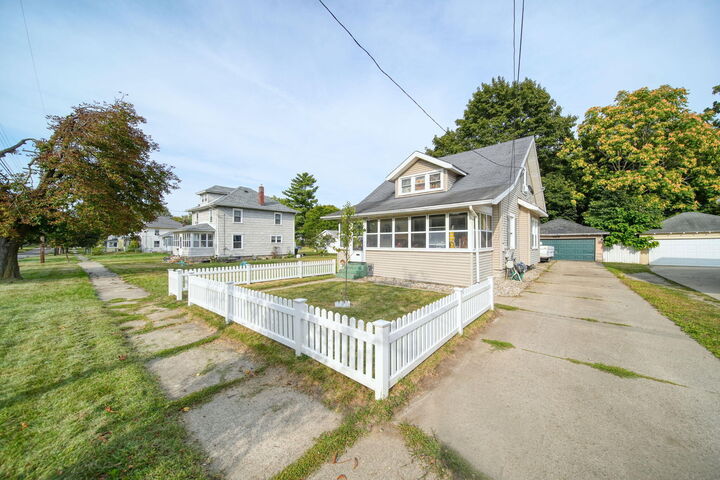 Property Photo: 939 S Gorham Street MI 49203