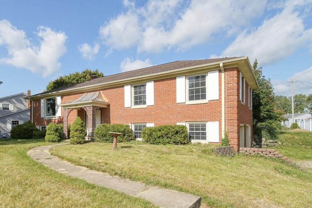 Property Photo:  812 Hazelwood Boulevard  MI 49203 