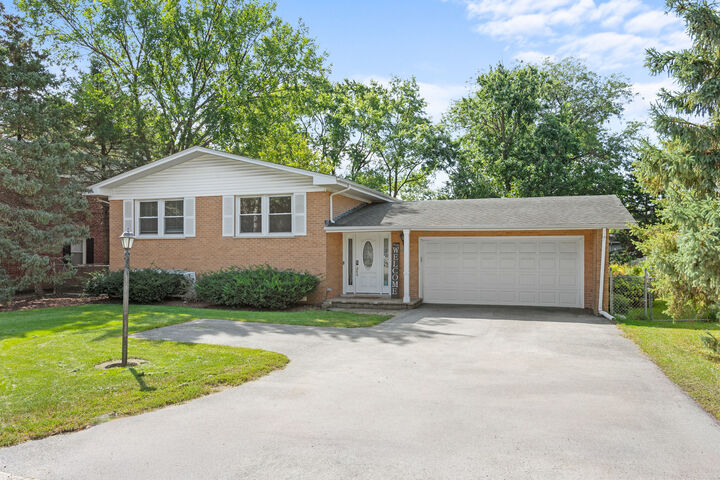 573 Maple Avenue  Lisle IL 60532 photo