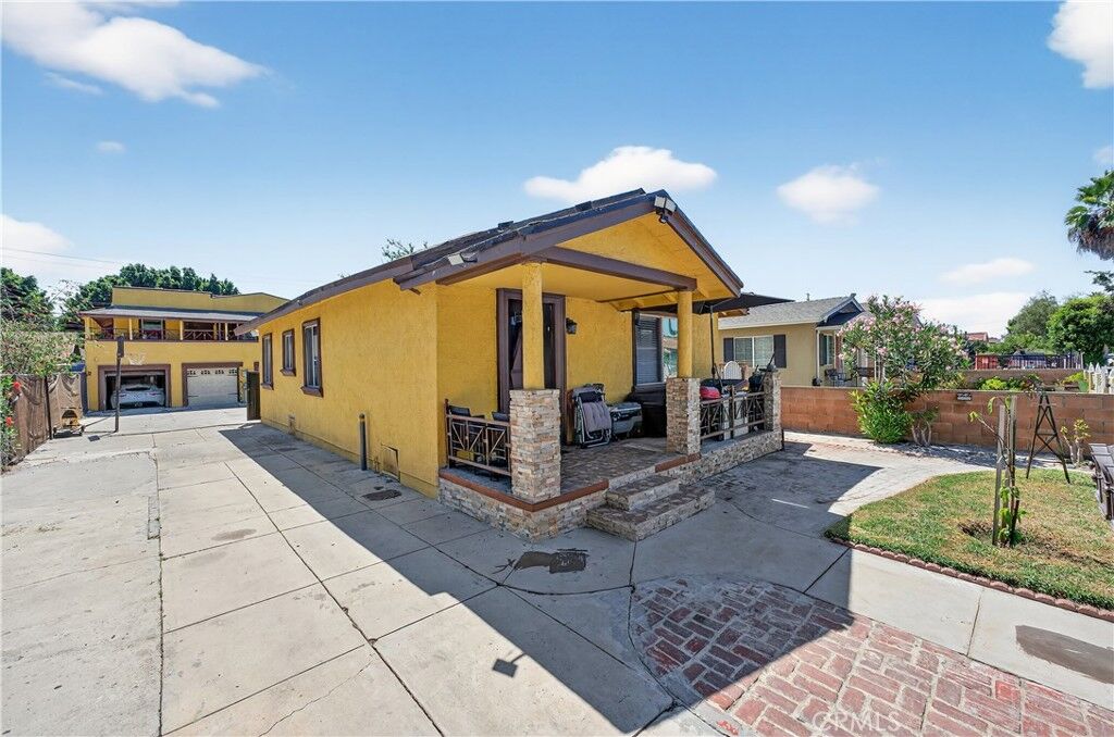 Property Photo:  1008 E 74th Street  CA 90001 